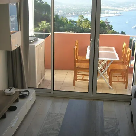 Renovated In Quiet *